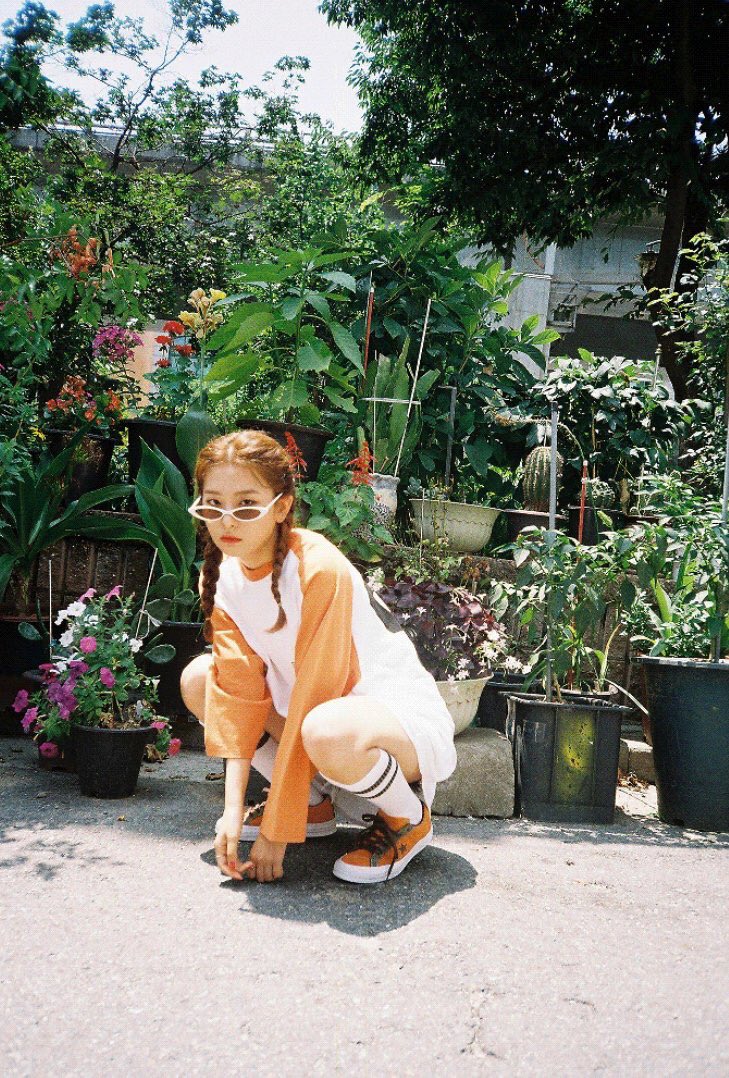 rosasseu's tweet photo. ✦ ! Ddeul’ü bu görüntülerde beğenmiş olduğunuzu umuyorum, bugünlük Converse fotoğraflarından bu kadar. 😽 https://t.co/2N5eciyyfG