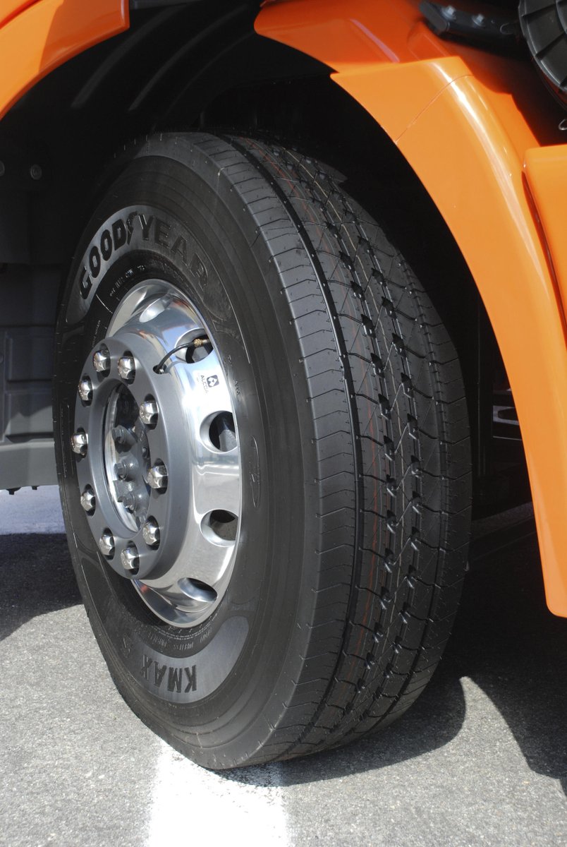 Goodyear_Es's tweet photo. Las nuevas regulaciones obligan a los fabricantes de camiones a ser innovadores para ahorrar en consumo y en emisiones contaminantes. Por eso, Goodyear ha lanzado una nueva gama de neumáticos para vehículos industriales ajustados a estos requerimientos. #MadeToFeelGood https://t.co/Gi2BdgGJdN