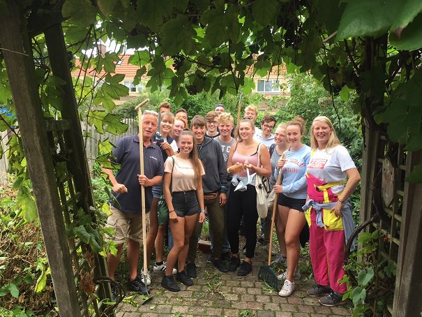 De Sleutels (@desleutels) on Twitter photo Vanochtend in Tuinstadwijk: eerstejaars van <a href="/bestuurquintus/">ALSV Quintus</a> die bewoners deze week gaan helpen met hun tuin. Kanjers! #kennismakingstijd #goodcitizenship bit.ly/2wfyhRX Vanochtend in Tuinstadwijk: eerstejaars van <a href="/bestuurquintus/">ALSV Quintus</a> die bewoners deze week gaan helpen met hun tuin. Kanjers! #kennismakingstijd #goodcitizenship bit.ly/2wfyhRX