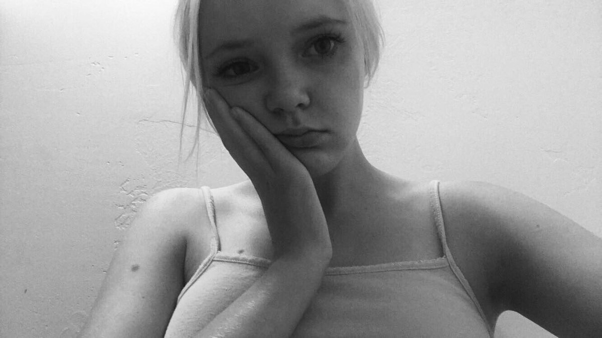 tessromie's tweet photo. tired girl https://t.co/juQ2RdgTlS