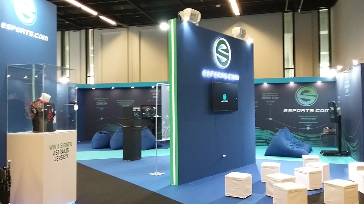 amely's tweet photo. At #Gamescom18 ! Who else be here? #evolutionofgaming #esportsdotcom https://t.co/Nin2xE8umL
