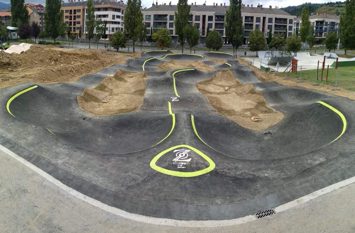 zuin_bikeparks's tweet photo. Así luce el pumptrack #EtxebarriZuinBikeparks con los detalles de pintura.
Mientras, nuestros técnicos siguen dando lo mejor de sí mismos con el circuito de Cross Country aledaño.
Un grandisimo conjunto #VerdeZuin que esperamos saque sonrisas a los apasionados de las dos ruedas! https://t.co/hOmA9Dyb5d