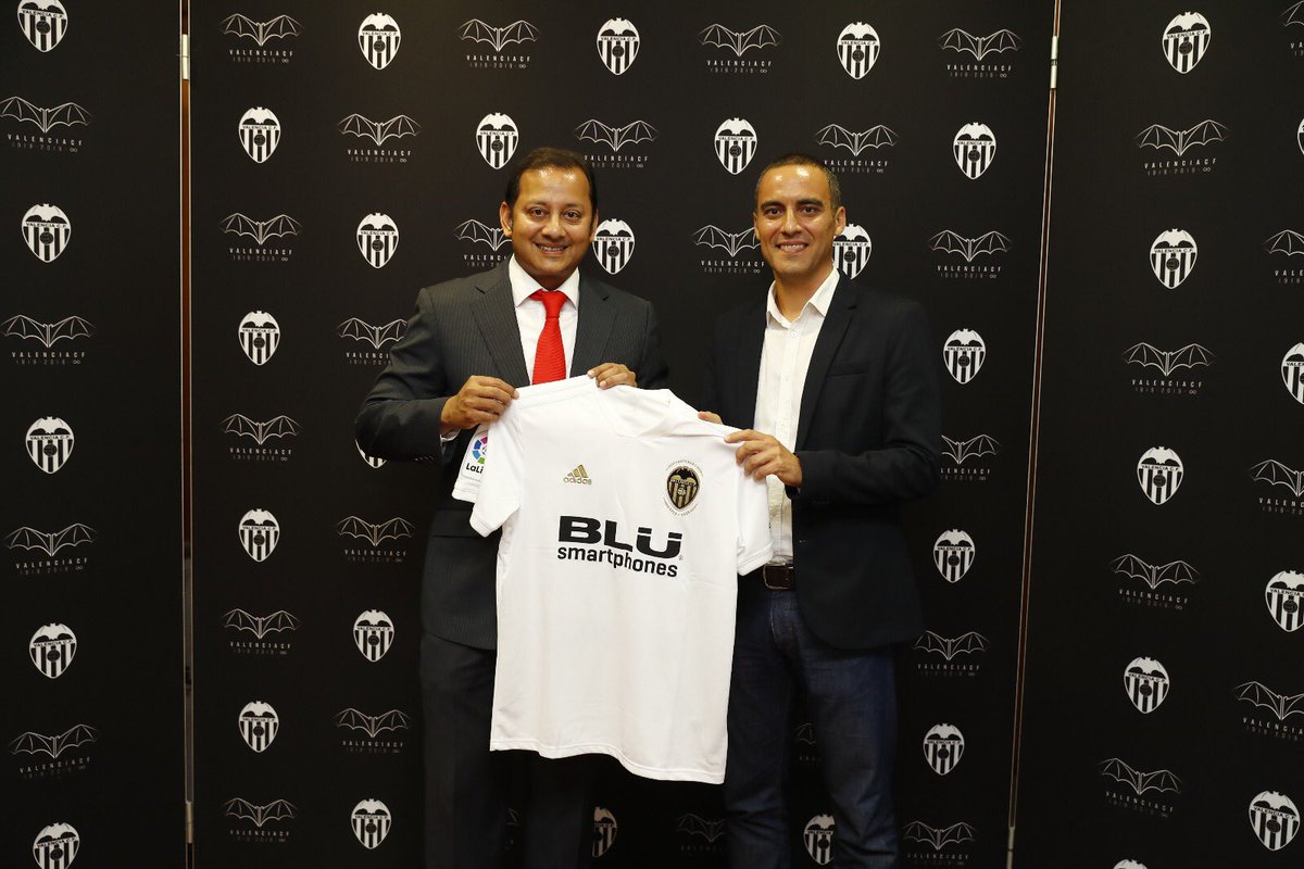 Manu_Lazcano's tweet photo. Eternamente agradecido al @valenciacf y a su presidente @anilmurthy1903 por el reconocimiento a Ciberche en el día de ayer en Mestalla. Fue una noche inolvidable. El proyecto sigue con más fuerza que nunca. ¡Muchas gracias! https://t.co/iNrkEuCrRE