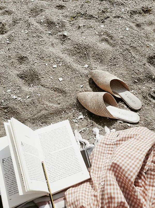 Iria Comoxo está devorando #NadiyaHistoriaDeUnaEsclava en la playa. En la foto que nos manda, ya va por el capítulo 5. ¡GRACIAS!