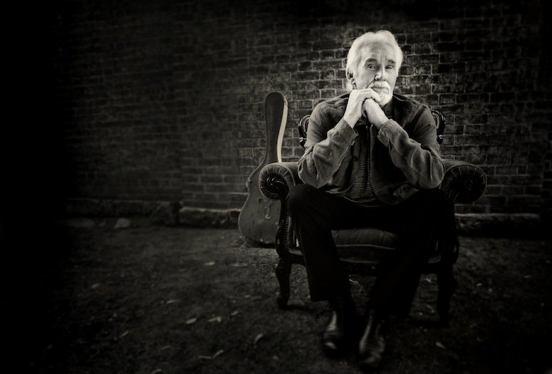 Happy 80th Birthday to The Gambler Kenny Rogers! What\s your favorite Kenny song? 