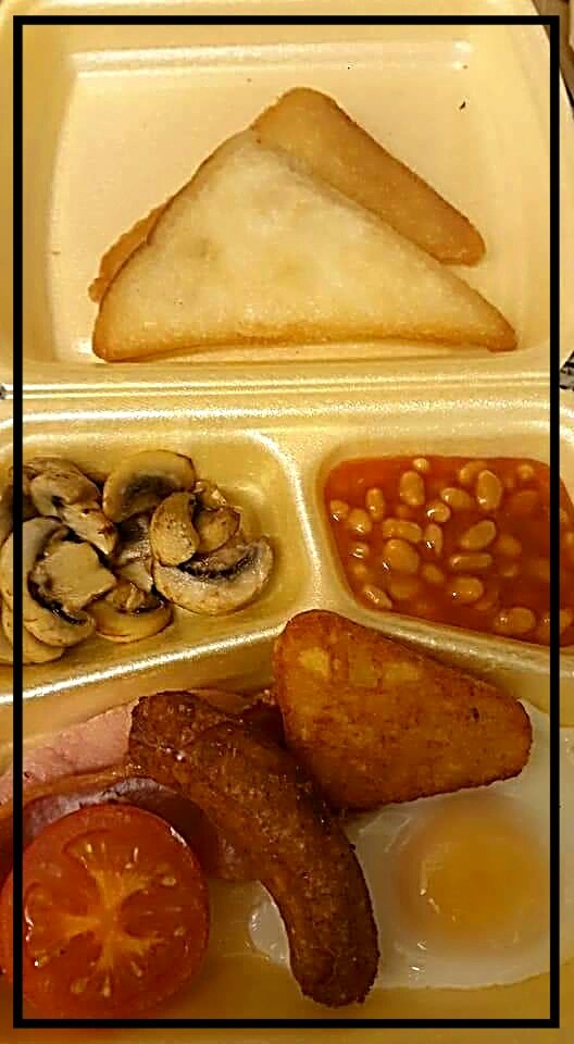 Did you know we even do take away breakfasts?!
Full breakfast includes 2 bacon sausage, egg, hash brown, tomato, beans, friend bread, mushrooms and toast All for just £5.50😮
#takeaway #breakfast #takeawaybreakfast #bacon #tomato #hashbrown #beans #egg #bestbreakfasts #delicious