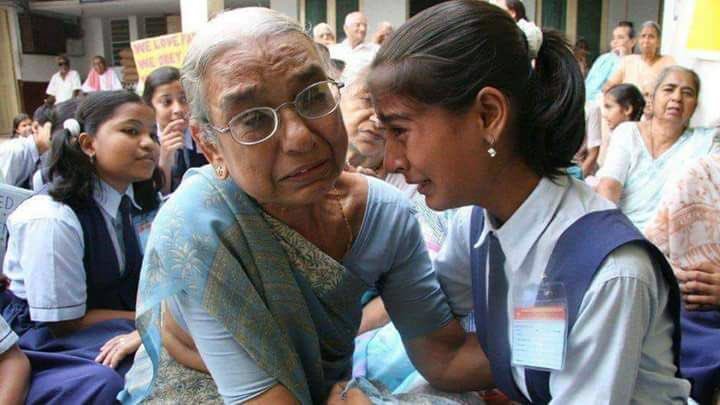 This 14yr Old Girl coincidentally found her grandmother in an oldage home which she was made to visit during her school trip

Her parents had dropped off the old lady in the oldage home& had told the girl she is staying with some relative

Love brought them together again..