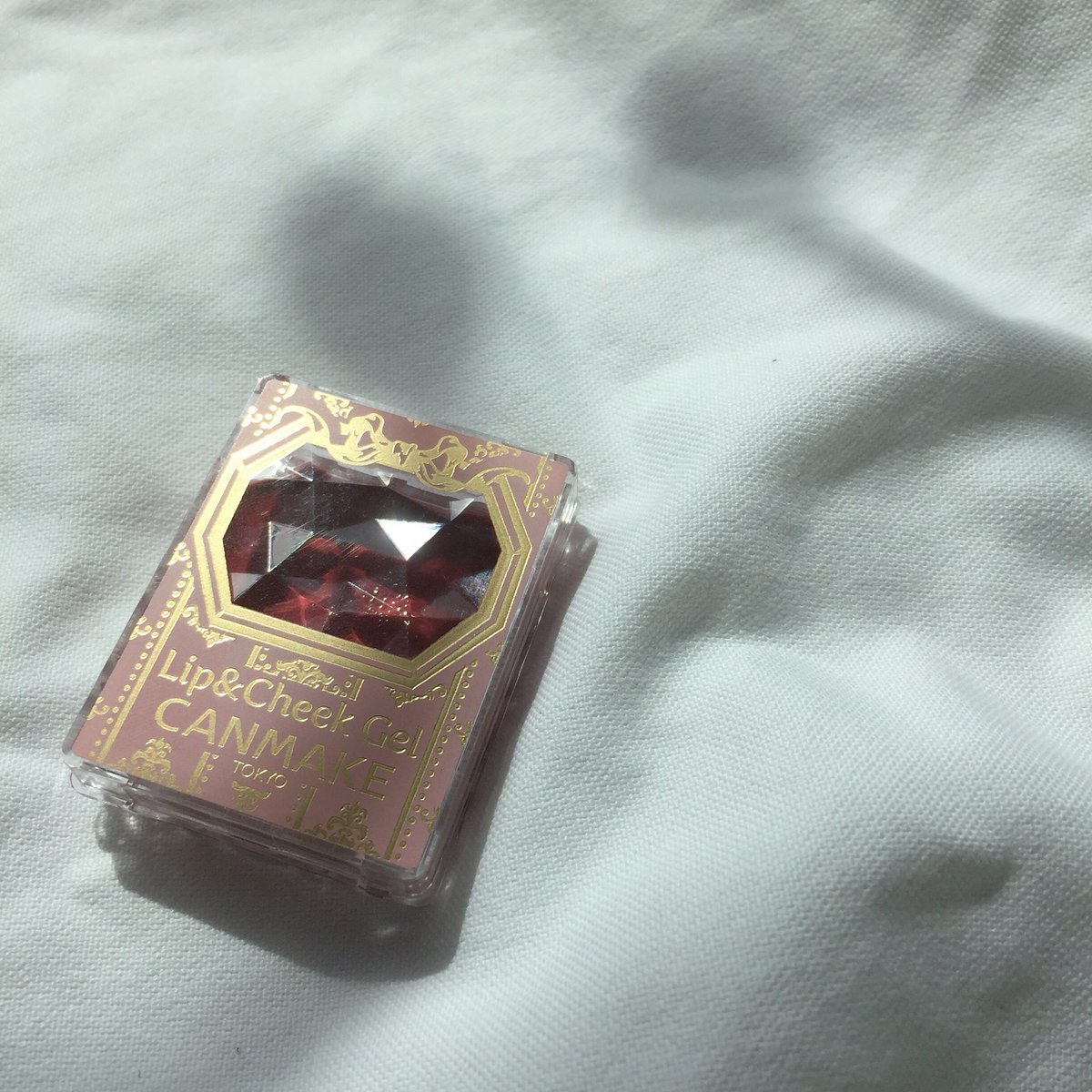 harib0bo's tweet photo. ⸂ Canmake 𓏼 Lip&amp;cheek gel in 06 ⸃
น้องสีเหมือนเชอร์รี่เลย น่ารักสุดๆ เหมาะกับการแต่ง wet look เพราะความฉ่ำวาวคือสุดจริง เนื้อสีถือว่าแน่นแตะออกมานิดเดียวก็เข้มแล้ว เวลาเราทาจะซับออกนิดหน่อยไม่งั้นมันฉ่ำเกินเรื่อง เอาไปทาแก้มสวยมาก แก้มเลือดฝาดที่แท้!

#ไว้รีวิวห้ามขายของโว้ยย https://t.co/15QQE7gExc