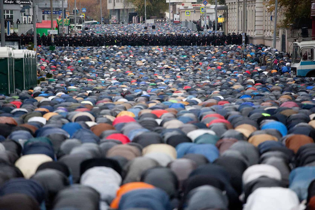 Dnešní muslimský Svátek oběti neboli Kurban Bajram. To není Paříž, Londýn nebo Stockholm. To je 250 000 muslimů dnes v Moskvě. A vlastencům s hodně vlaječkama doporučuju i tohle video z dneška.youtube.com/watch?v=xsTtty…