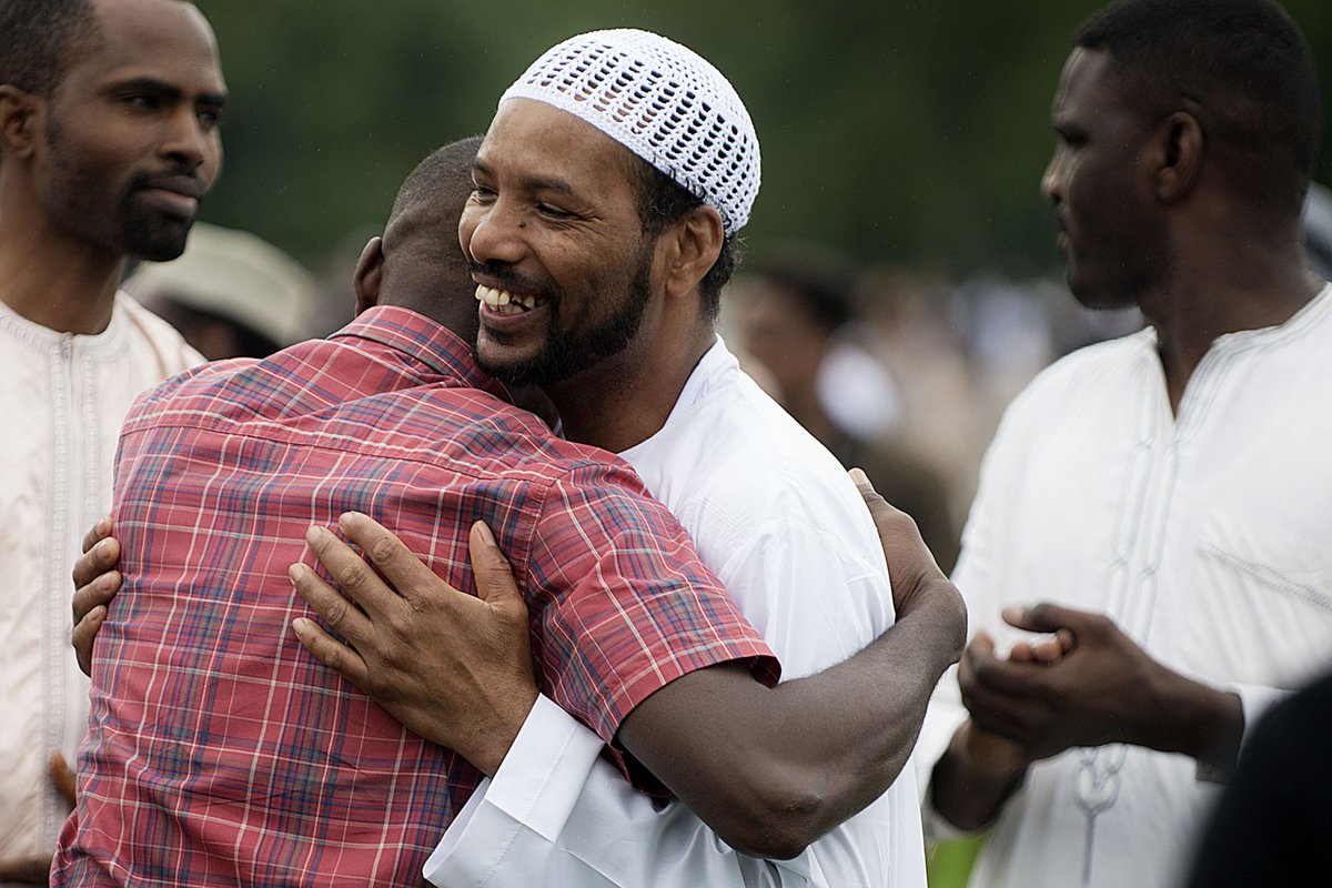 Scenes of prayer and celebration in Platt Fields Park this morning - more pictures on our blog #EidAlAdha  manchestereveningnews.co.uk/news/greater-m…