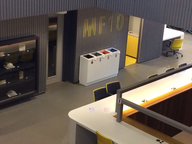 Gisteren hebben wij de nieuwe Paxa's geplaatst in de prachtige bibliotheek van de @TUeindhoven. Uiteraard voorzien van herkenbare gekleurde deksels en heldere illustratie stickers op de voorzijde! #lune #circulair #afvalscheiden