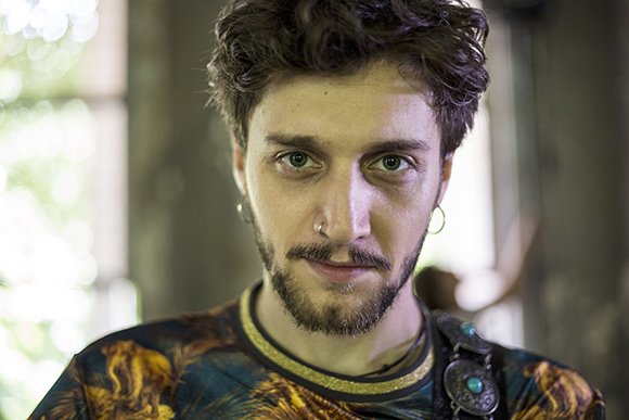 Türkçe rock müziğin genç ve yetenekli ismi Ufuk Beydemir, hızla yükselişe geçen 'Sevda Gibi' albümünden art arda yeni kliplerle dinleyicilerini selamlamaya devam ediyor.