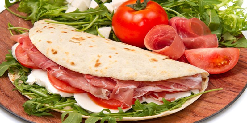 100ITA's tweet image. #Piadinaromagnola - this typical flatbread can be filled in many ways, this one is with #rawham, mozzarella,tomato and arugula! Super sfiziosa la piadina può essere farcita in svariati modi,questa è con #prosciuttocrudo, #pomodoro, #mozzarella e rucola! Thanks to @luigicarnevali