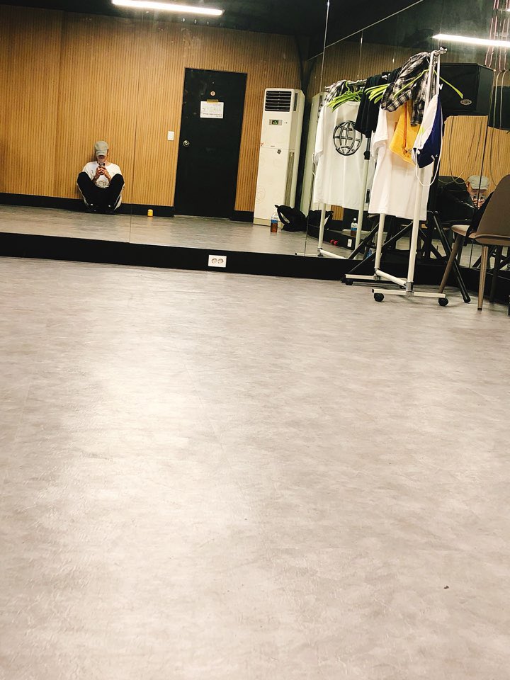 OfficialMONSTAX's tweet photo. [#민혁] 몬베베들 콘서트 기다리시나아아아🧤🧤🧤🧤🧤🧤 https://t.co/daIrrUXI67