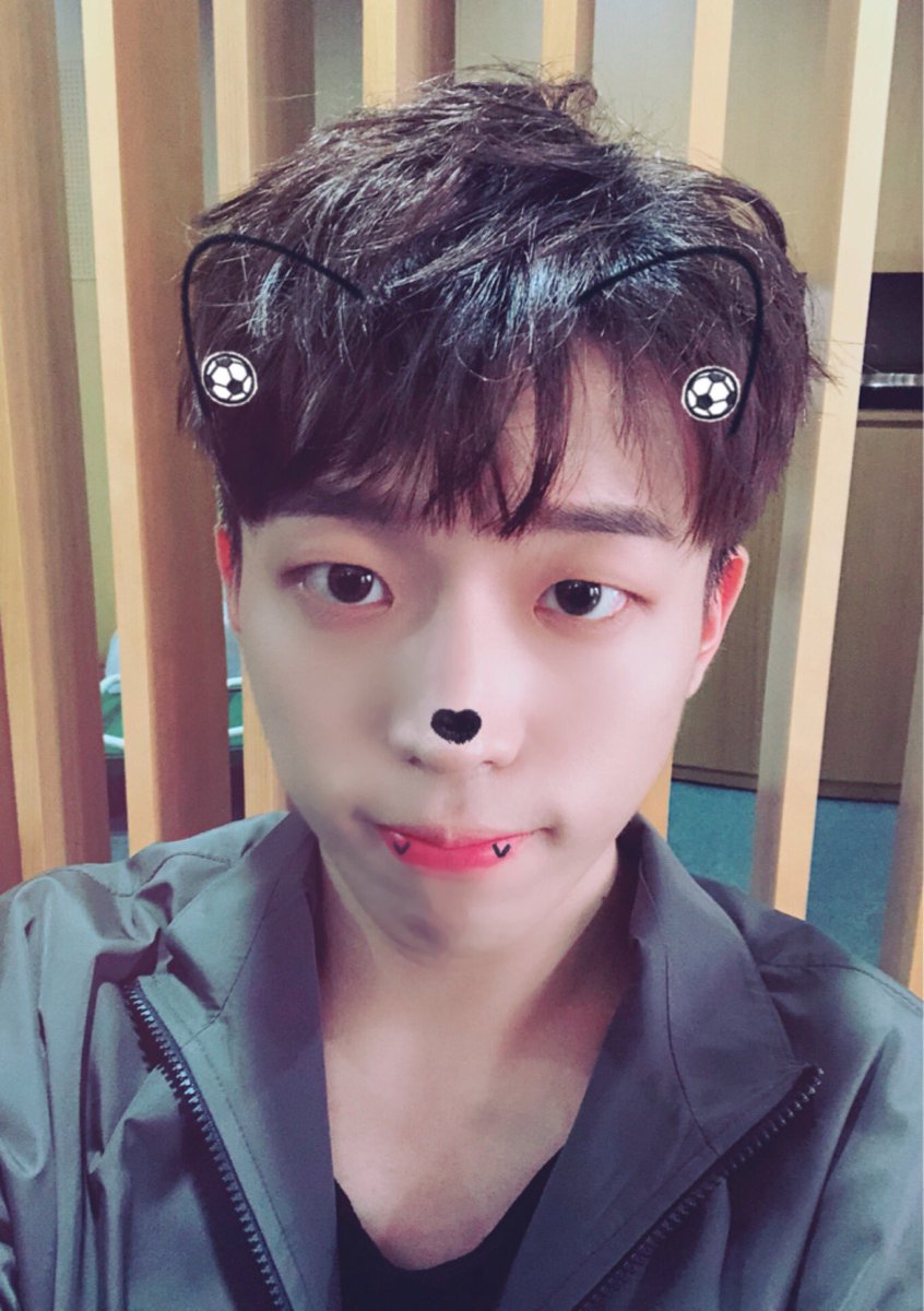 DIA_CRUNCH's tweet photo. [#OV] 안녕하세요!! 해피 오븨입니다!! 
더쇼에 왔어요~ 예에!!! 오늘도 이렇게 팬분들께 보여드릴 무대를 하게 되어 항상 기뻐요 헤헤 앞으로도 많은! 또 좋은! 무대로 찾아뵙겠습니다. 사랑해요~~~! https://t.co/ZaHRBLzsTH