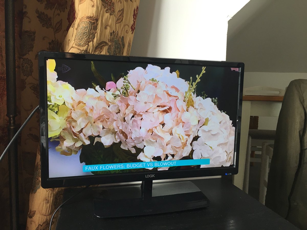 Thanks @thismorning to include @posyandpot on the show! All the flowers look amazing! #artificialflower #fauxflowers