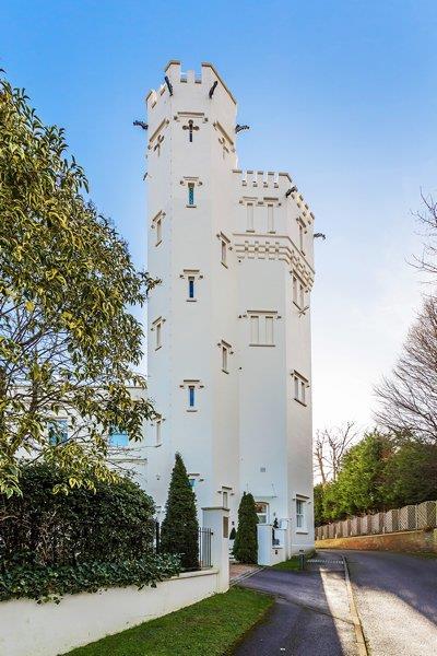 For rent: Ruxley Tower, a truly unique home arranged over nine storeys, formerly owned by #RollingStones Ronnie Wood onthemarket.com/details/505875…  It skilfully combines historic features with a boutique hotel ambience says @willsandsmerdon