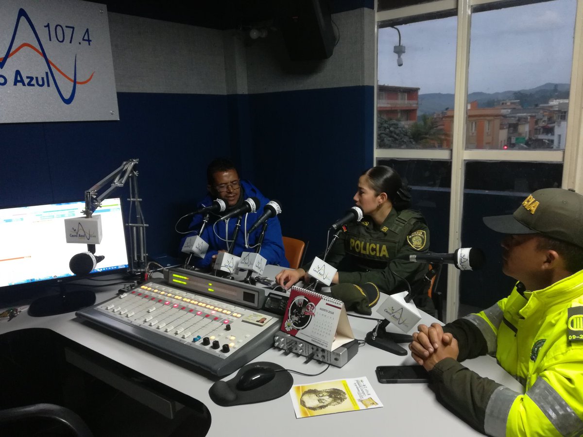 cerroazul107's tweet photo. Hoy invitados la Teniente Linda Chacón y el Subintendente Arias de la policía nacional, cuadrantes, decretos de restricción y acciones comunitarias en @positivas107 https://t.co/5o8hE2vXN6