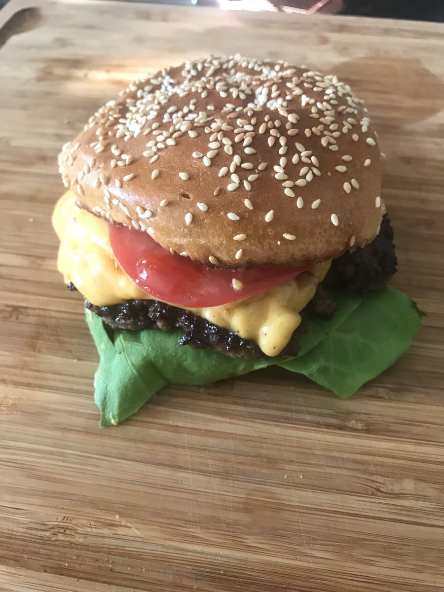 damothebutcher's tweet photo. Change in career maybe ?? #fitburger #munch #homemade #noshit #puremeat #salt #pepper no packet mixes, can’t believe people still use pre mixes 🤦🏻♂️ #shocking https://t.co/oZyJ00FjvM