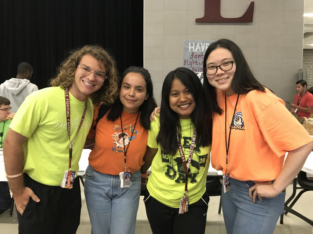 lewisvillestuco's tweet photo. Blinding others with kindness for neon day!! 🧡🧡 #LISDBEKIND #FarmerPride https://t.co/Esp1kjBUzs
