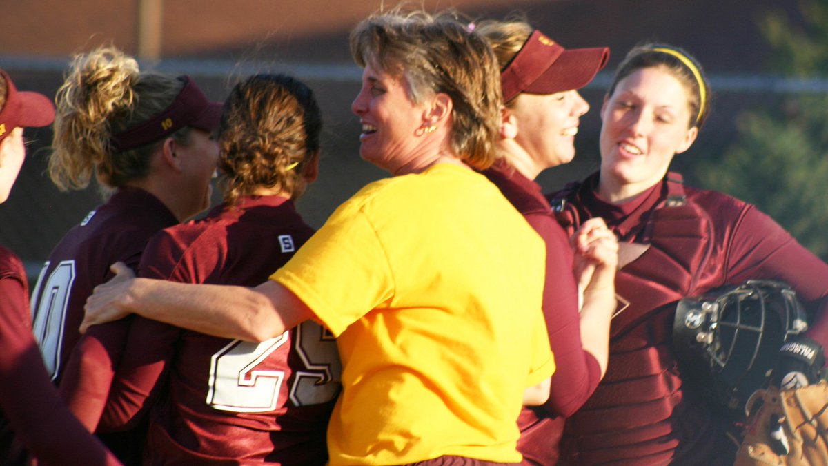 EurekaRedDevils's tweet photo. Eureka College is proud to announce it will dedicate its softball facility for former longtime head coach Karen Sweitzer at a Sept. 15 ceremony. Sweitzer won 310 games from 1991 to 2008, most by a female head coach in the history of the institution.

📰: https://t.co/nWXVmTQeLU https://t.co/hqxaHeTSyu