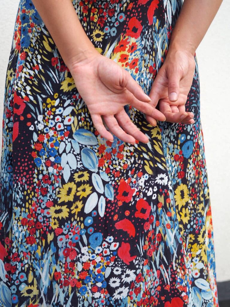 Inspired partly by Gustav Klimt’s Flower Garden, our hand-painted Poppy Field print sees bright florals burst into bloom 🌼 #lilyandlionel #meettheprints #handpainted #vintageinspired #londonstyle #floralprint #perfectprints lilyandlionel.com/poppy-field-sa…