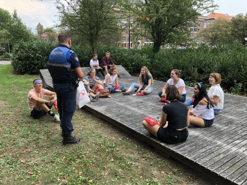 WB_Oost's tweet image. Collega’s van @VTHUtrecht geven preventietips aan nieuwe studenten op University College Utrecht #introweek #voorkominsluiping