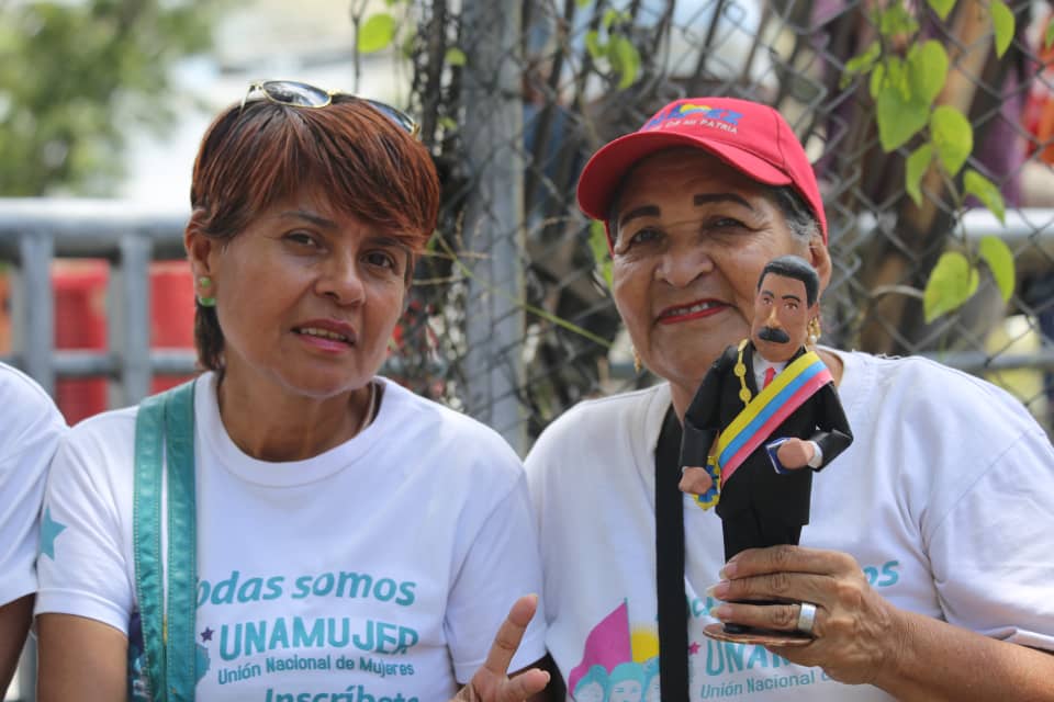 #FOTOS | Pueblo revolucionario llena las calles de Caracas en apoyo al Presidente obrero <a href="/NicolasMaduro/">Nicolás Maduro</a> y al Plan de Recuperación Económica , Crecimiento y Prosperidad para la superación del rentismo petrolero y vencer la guerra económica.

#PuebloTrabajadorALaCalle