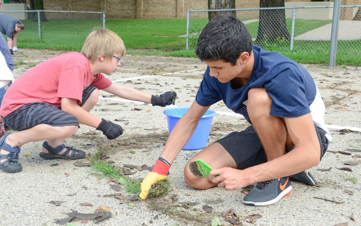 MMSDShermanMS's tweet photo. With generous support from @amfam, our students, staff, community members and families have come together to help set the stage for a new school year! Inside and out - we are refreshing and revitalizing our building and grounds. More photos: https://t.co/FZOUGACo0Q #ShermanFamily https://t.co/jZFAHKbn0Q