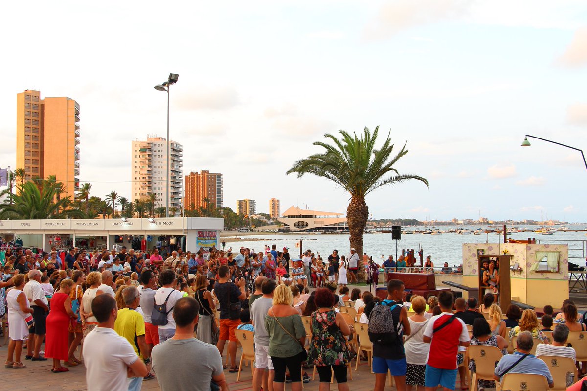 #MarMenor, + cultura de la que la que imaginas”: S. de la Ribera y Los Alcázares, acogieron originales representaciones de teatro callejero. Esta noche, la última de las sesiones de cine de las 18 programadas. Os esperamos a las 22h en Playa Honda (Cartagena) con “La llamada”.