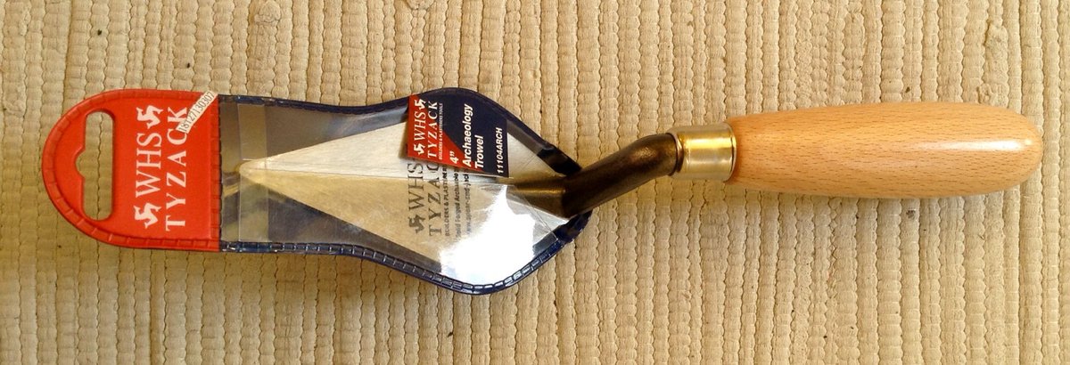 TurboTelytJimbo's tweet image. Oh dear, I&apos;ve joined the ranks! 

With a brand new #Archaeology trowel... #CaistorRomanProject

You could do someone quite an injury with something this sturdy. #ToolAbuse