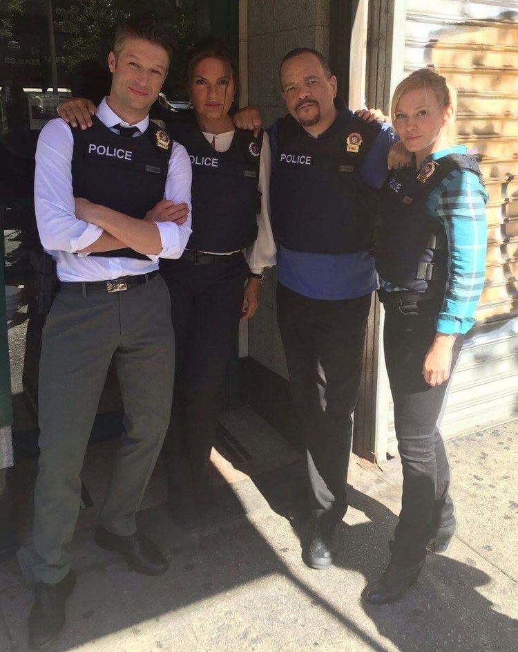 laura_navins's tweet photo. Only 37 Days until #LieuAndHerCrew return for #SVU20. Theyโre not just coworkers, theyโre family. Always there for each other no matter what. #BustingPerps #NewYorksFinest #DontMessWithTheBest @nbcsvu https://t.co/DucOr6duh0