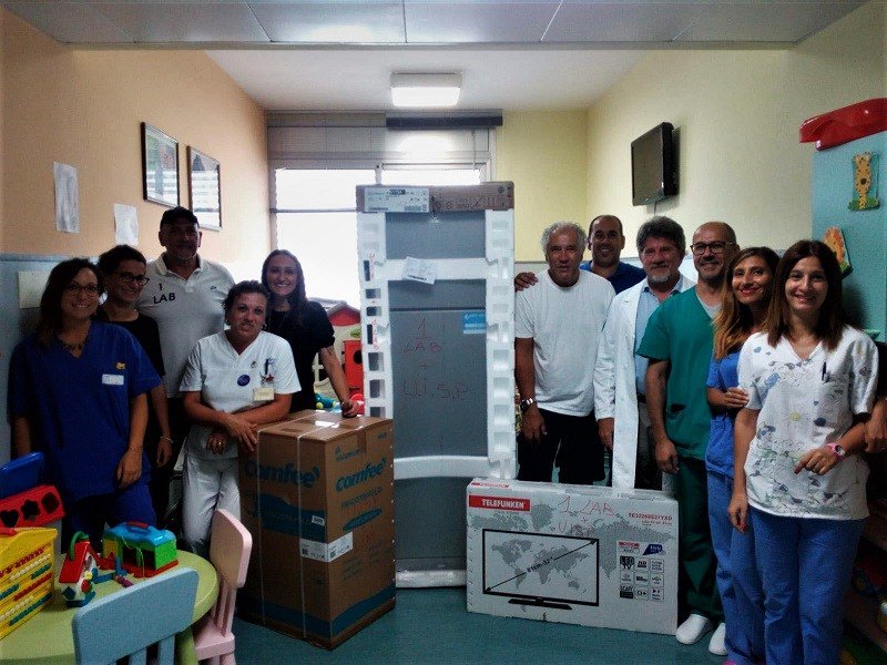 sehmagazine's tweet image. Due Frigoriferi e due televisori per la #Neuropsichiatria infantile dell'Aou di #Sassari.
Donazione delle associazioni sportive #1Lab e la #Uisp che consentirà anche di portare avanti il progetto “Giochi in Ospedale”. shmag.it/news/sassari/2…