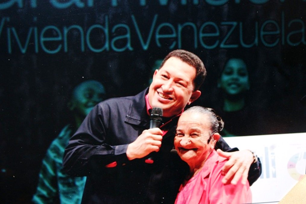 "Mujeres, Mujeres, Mujeres! Ay Mujeres de la Vida Mía, Mujeres de la Patria Mía! Las Amo Infinito y les pertenezco todo ¡ViviremosyVenceremos!"
Comandante Hugo Chávez