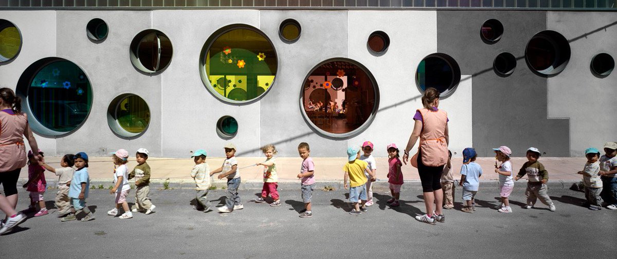 Un queso gruyere de colores donde el interior y el exterior interaccionan. Episodio #7 #podcast 'Una #Guardería Para Leo''#EscuelInfantil Vélez Rubio <a href="/losdeldesierto/">LosdelDesierto[elap]</a> #GPLpod mtr.cool/takhquj #maternidad #arquitectura #diseño