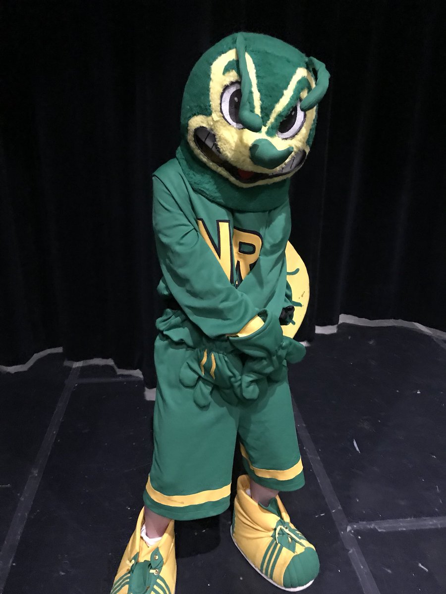 NRHS_SLAM's tweet photo. Ready to welcome our freshman...🐝 https://t.co/It81E2lyma