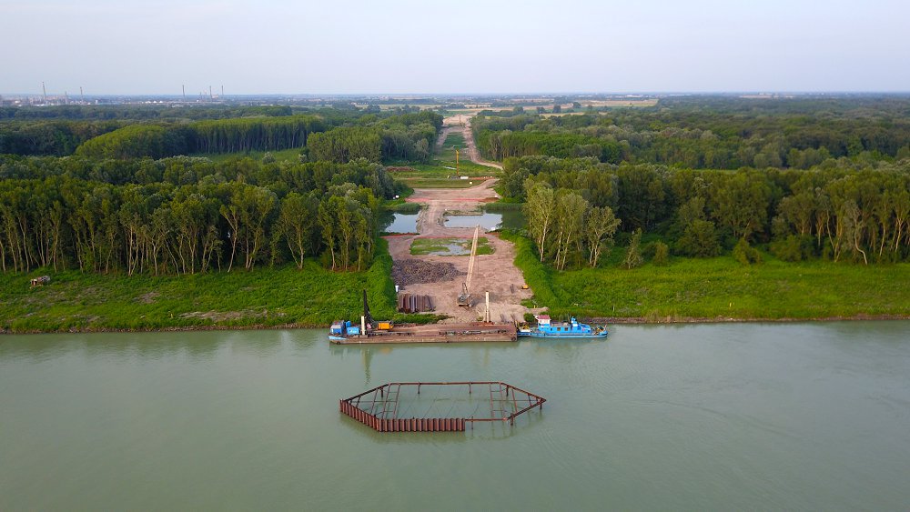 FHECOR's tweet photo. The #D4R7 includes an almost-3-km long bridge composed of 4 structures: 2 approach viaducts and two balanced cantilever bridges over the Kayak Channel and the Danube River. The maximum span will be 220 m. Currently the works on site focus on the execution of the foundations. https://t.co/sM69s2l2Qu