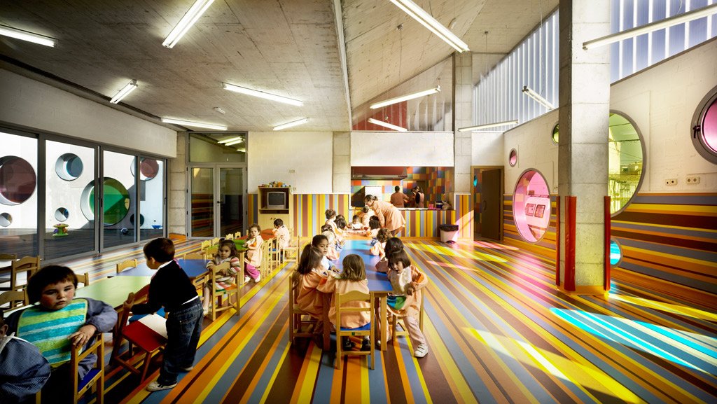 Jugar con la entrada de luz y los colores fue una de los principales objetivos del proyecto. Episodio #7 #podcast 'Una #Guardería Para Leo''#EscuelInfantil Vélez Rubio <a href="/losdeldesierto/">LosdelDesierto[elap]</a> #GPLpod mtr.cool/uvfsgug #maternidad #arquitectura #diseño