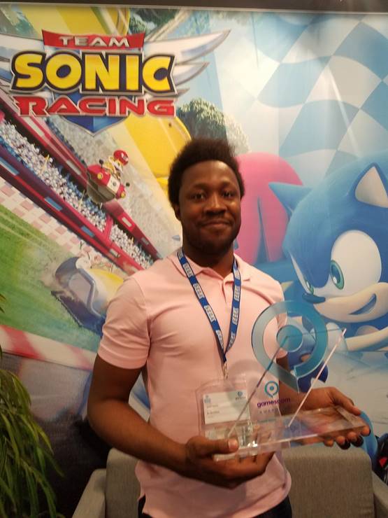 Some superb news fresh from #Gamescom! 

We're delighted to announce that Team Sonic Racing has won the award for 'Best Casual Game' at the 2018 Gamescom Awards! 

Here it is proudly modelled by our own Ben Wilson! 
#TSR #TeamSonicRacing #Gamescom2018