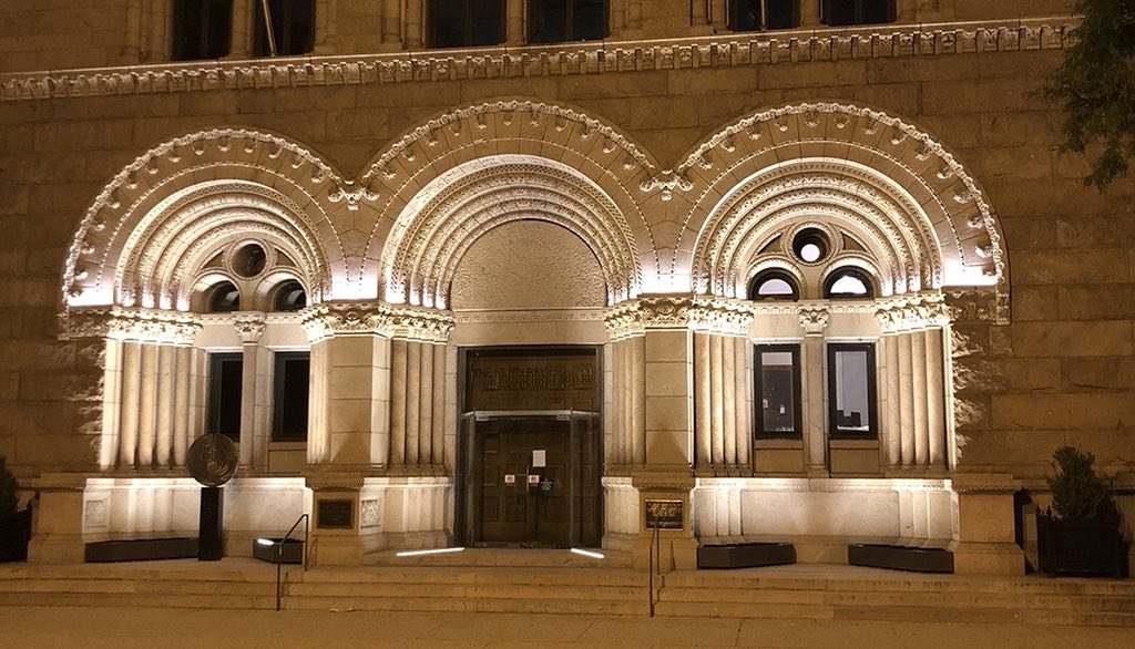 Our main entrance is lit! Love seeing those arches getting their due.  <a href="/schulershook/">Schuler Shook</a> has nailed the nighttime lighting design of the library exterior. #renovation #architecture @AnnBehaArch