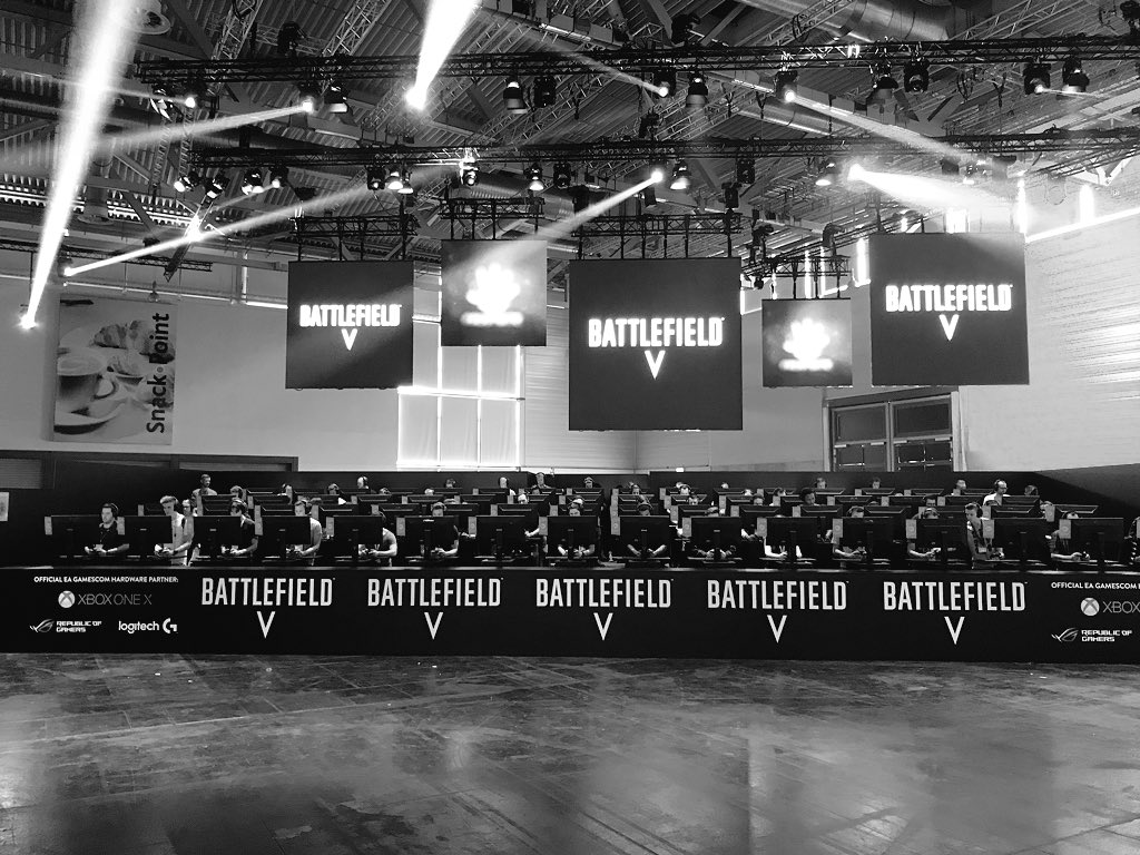 romanjurt's tweet photo. hey #Gamescom2018 people! if you’re tired from sitting behind those screens all day, punch some foam walls @sphery_ch in the #SwissGames @prohelvetia booth! sweat sweat horray! https://t.co/9qTjWak9f9