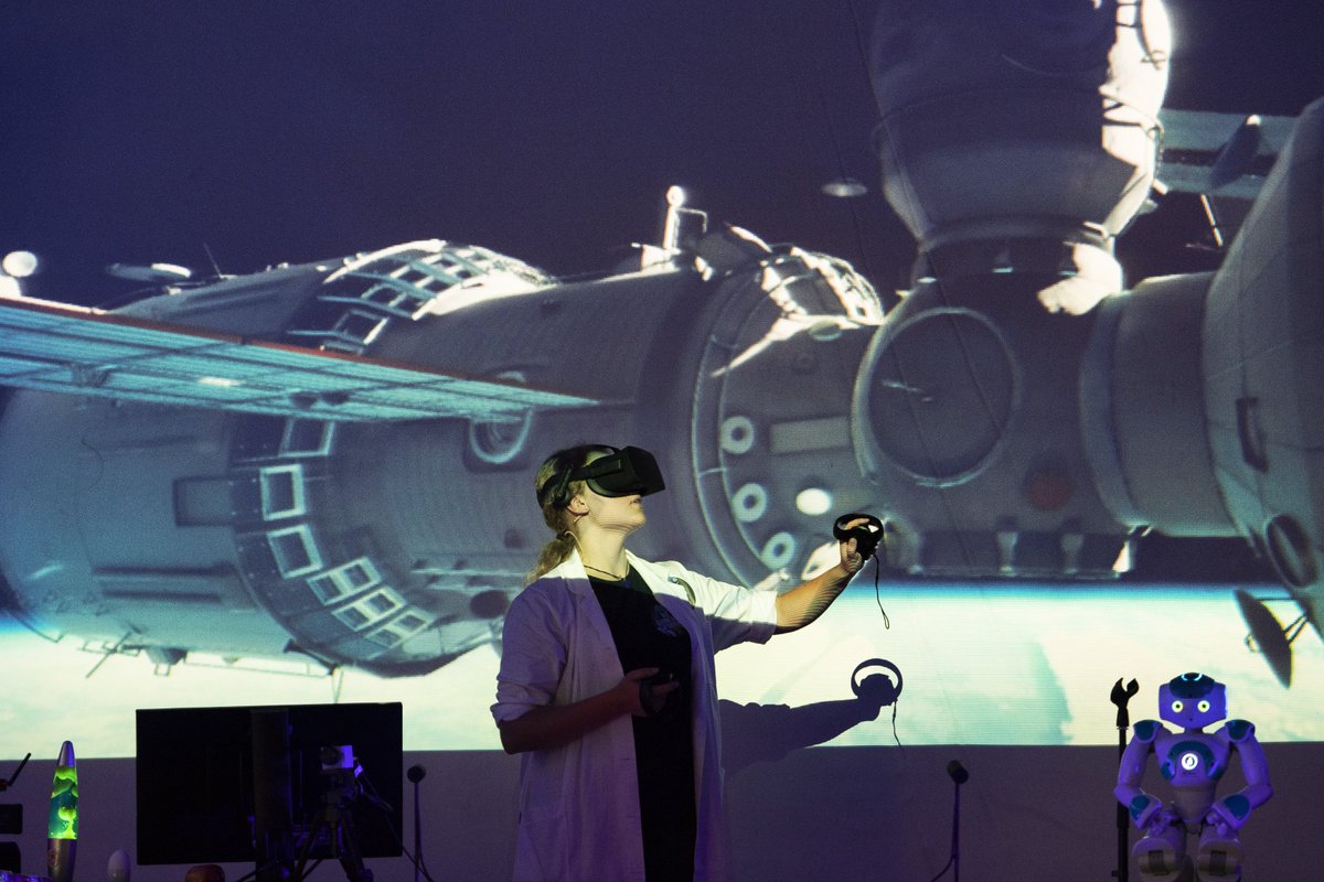 #DLR_Raumfahrt_Show zur Mission von <a href="/Astro_Alex/">Alexander Gerst</a>: Hier einige Mitglieder unseres tollen Teams. x.com/DLR_next/statu… &amp; dlr.de/dlr/desktopdef… Zurzeit sind wir in mehreren Schulen, ab Ende August auch in großen Veranstaltungshallen wie z.B. #Erfurt (31.8.). #MINT #Schule