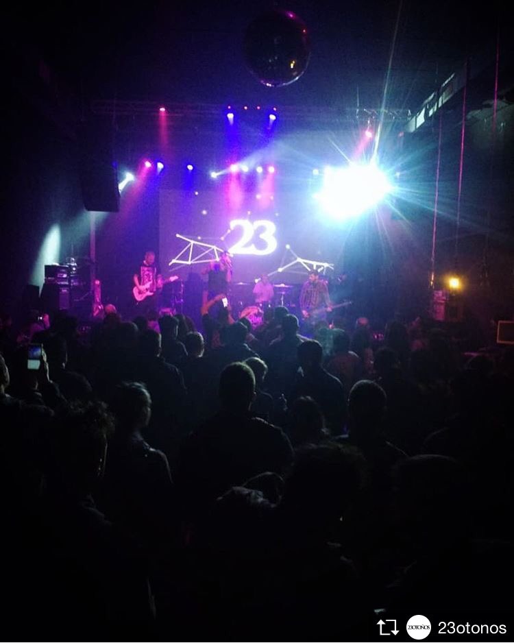 23otonos's tweet photo. No tenemos palabras para describir la hermosa noche que vivimos. Estamos con el corazón lleno gracias a todxs ustedes. Gracias a todas las bandas y a toda la producción. 23 es una familia, siéntanse parte todxs. Gracias por acompañarnos siempre. https://t.co/wa6yYi1wAO