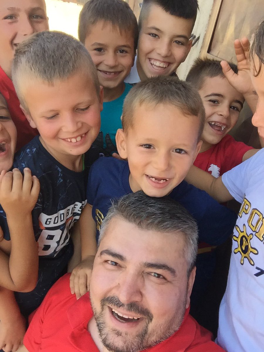 bekir_kaplan's tweet photo. Çocukların yüzlerindeki tebessüm, bayramın "Bayram" olduğunun en belirgin hali...
Önce kızlar 😂 sonra erkekler 😂
@Kizilay @istanbulkizilay #Makedonya #Ustrumca https://t.co/DRyt22ZErO