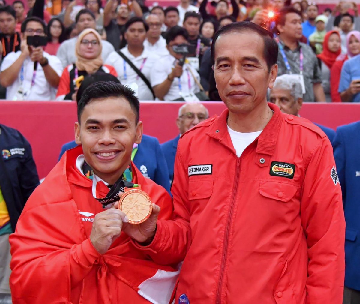 jokowi's tweet photo. Kemarin, Tiara Andini Prastika dan Khoiful Mukhib menyandingkan dua medali emas dari balap sepeda nomor downhill putra dan putri. Hari ini, atlet angkat besi Eko Yuli Irawan menambah satu lagi medali emas di kelas 62 kg putra.

Lima emas dalam empat hari Asian Games 2018 💪🇮🇩 https://t.co/M9Ree7rmVy