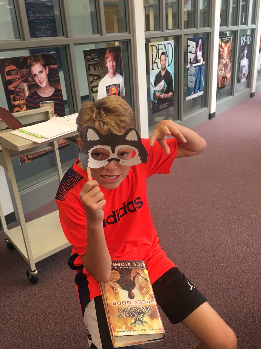 ShellLeighvt's tweet photo. Creating a community of Husky readers #ABMSreads @SandyB_library @fcpsk12 https://t.co/7BFkFkeSuH