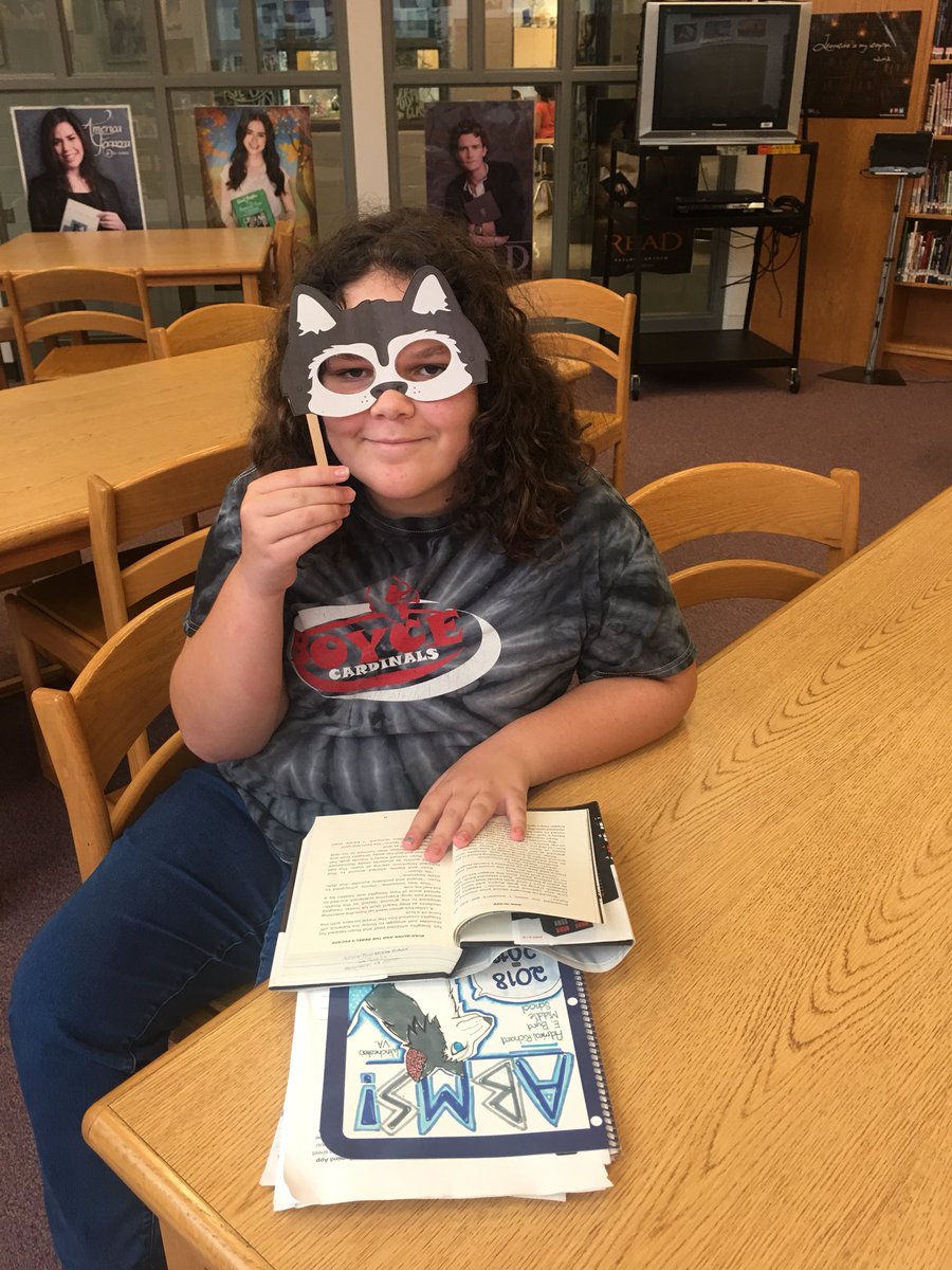 ShellLeighvt's tweet photo. Creating a community of Husky readers #ABMSreads @SandyB_library @fcpsk12 https://t.co/7BFkFkeSuH