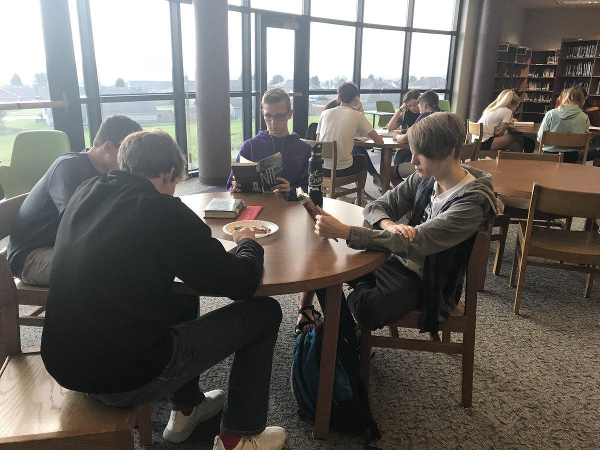 jschleiden11's tweet photo. Honors LAII S’s are passing books in the #phhs library! Great way to sample a novel! Thanks Mrs. Monath! https://t.co/Sf1N4VLZ4C