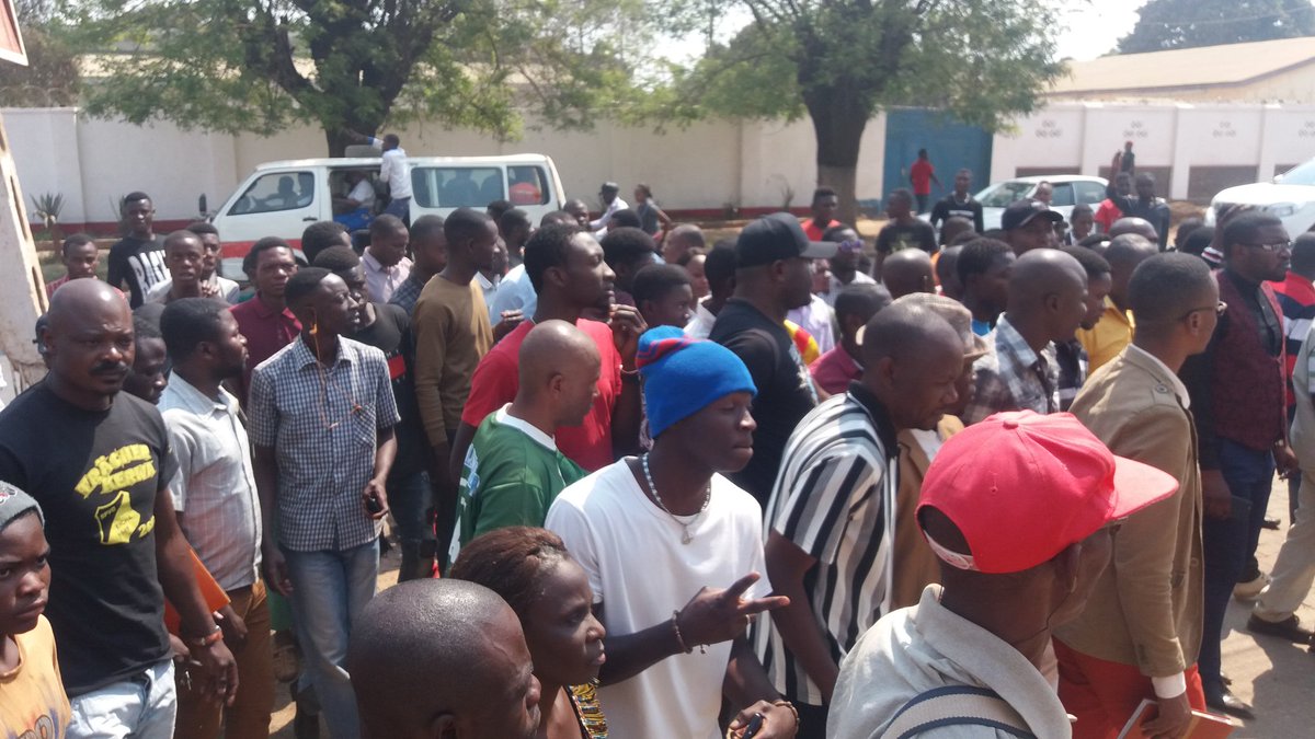 murex720's tweet photo. #Lubumbashi: Une forte mobilisation de la Jeunesse #Katangaise avec mémo devant le consulat d'Afrique du Sud demandant l'implication de @ramaphoza membre de la #SADEC dans la résolution du processus électoral de paix et inclusif et le retour de @moise_katumbi en #RDC https://t.co/BpBhbUiNUA