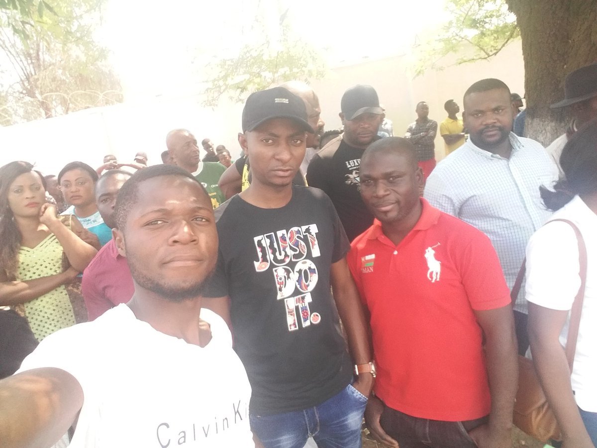 murex720's tweet photo. #Lubumbashi: Une forte mobilisation de la Jeunesse #Katangaise avec mémo devant le consulat d'Afrique du Sud demandant l'implication de @ramaphoza membre de la #SADEC dans la résolution du processus électoral de paix et inclusif et le retour de @moise_katumbi en #RDC https://t.co/BpBhbUiNUA